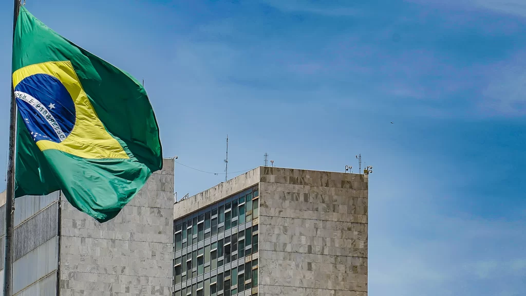 Brasília (DF), 11/10/2023, Bandeira do Brasil com as torres do Congresso Nacional, na Esplanada dos Ministérios em Brasília.