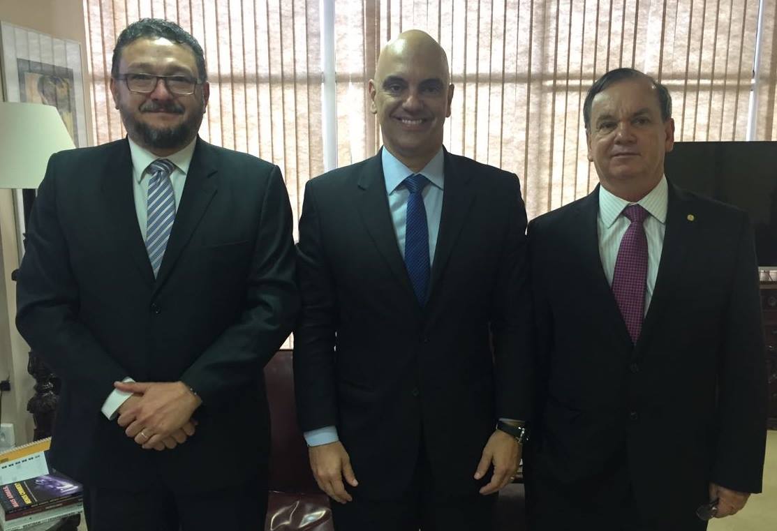 Da esquerda para direita, Bene Barbosa, o ministro Alexandre de Moraes e o deputado federal Peninha (Foto: Divulgação)