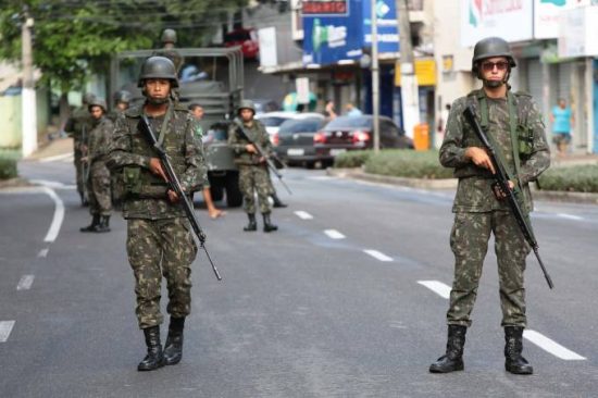Forças Armadas nas ruas de Vitória para tentar suprir a ausência de policiais militares nas ruas (Gilson Borba/Futura Press/Folhapress)