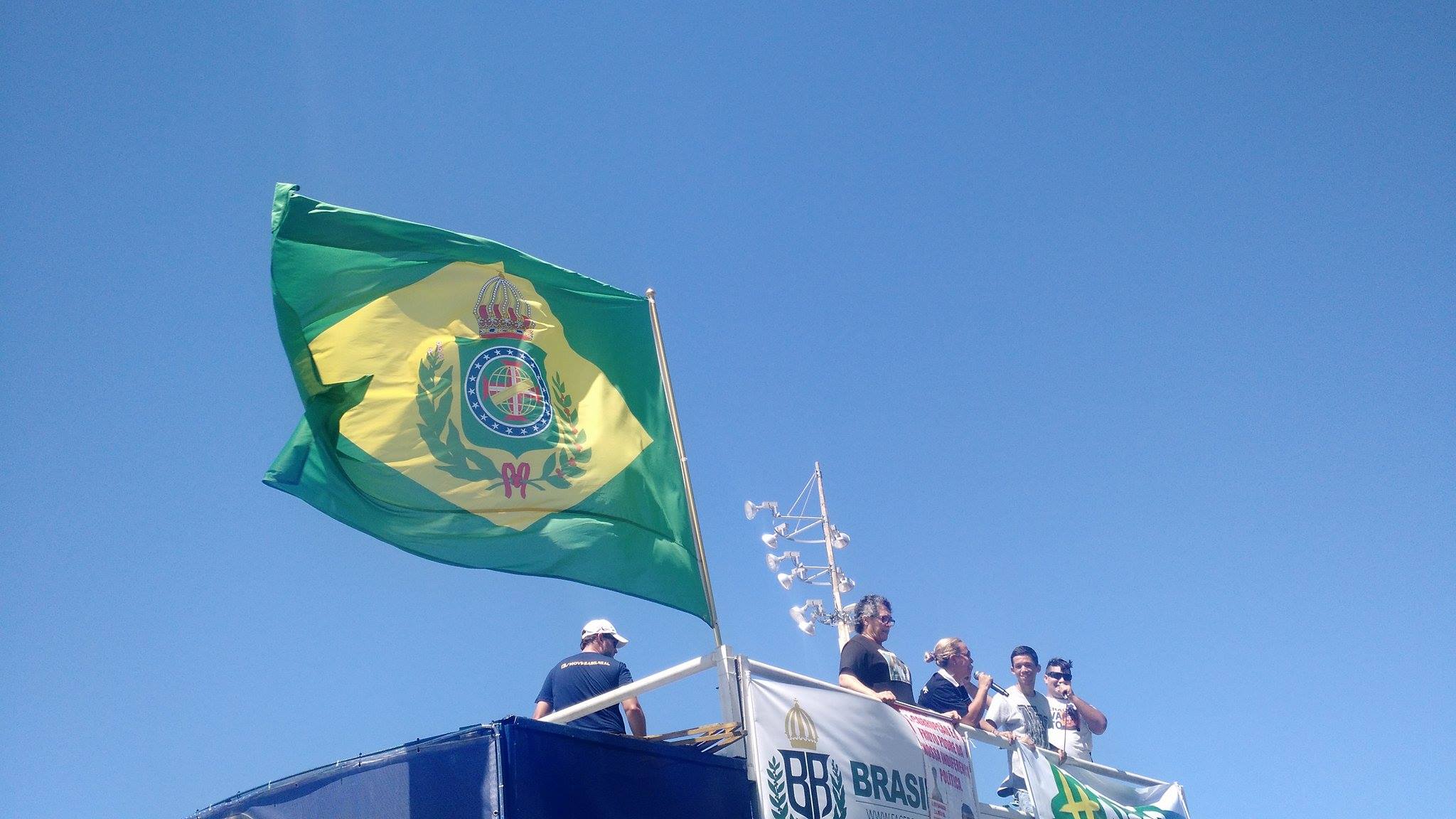 Bandeira do Império no carro do Brasil Real (Foto tirada pelo Boletim da Liberdade)