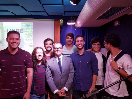 Ao fim do evento, Gustavo Franco bateu foto com admiradores que estiveram presentes no encontro. (Foto: Reprodução / Facebook)