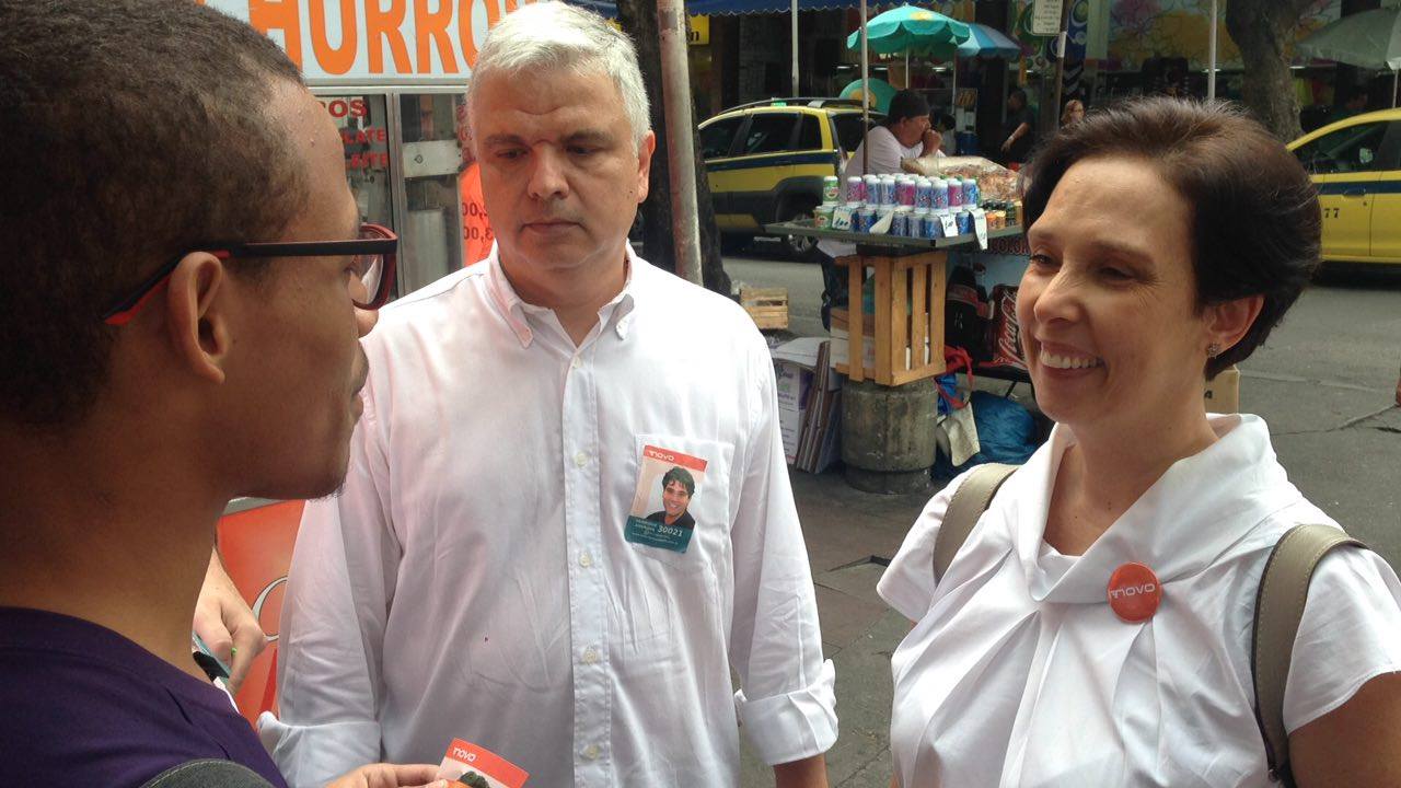 Carmen Migueles e Tomas Pelosi conversam com eleitor na campanha à prefeitura do Rio em 2016. (Foto: Reprodução / Facebook)