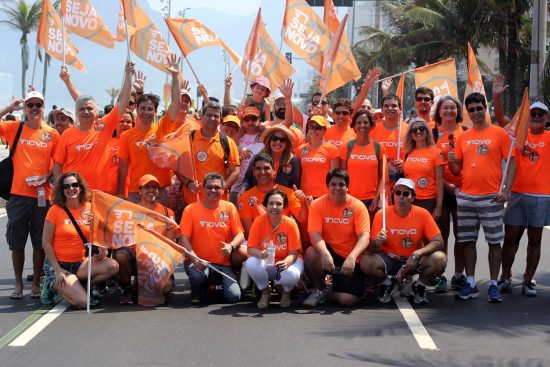 Carmen Migueles e os candidatos a vereador do Rio foram à orla de Ipanema, juntos, fazerem campanha no dia que o partido comemorava 1 ano de registro no TSE. (Foto: Reprodução / Facebook)