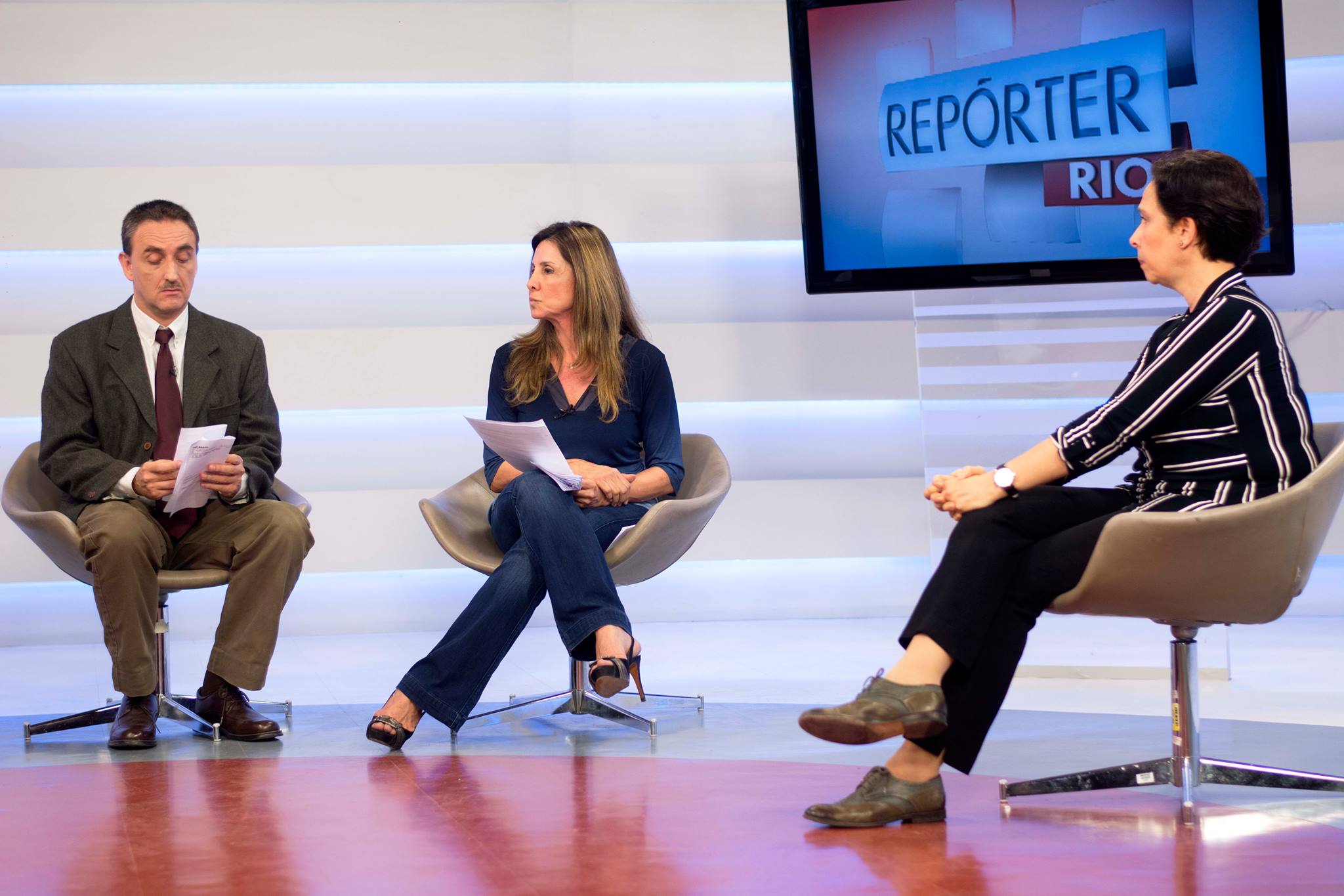 Como candidata à prefeita do Rio de Janeiro, Carmen Migueles concede entrevista para programa de televisão. (Foto: Reprodução / Facebook)