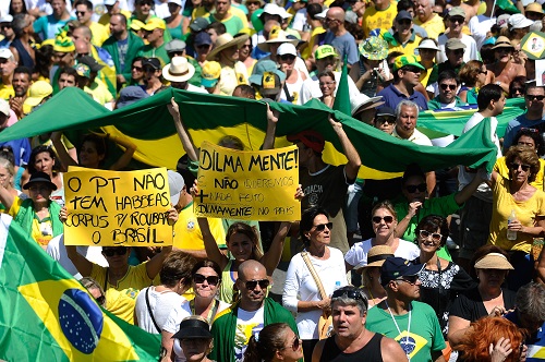 Segundo a matéria, manifestações populares e insatisfação com o PT impulsionaram o crescimento da direita no país (Foto: Foto: Tomaz Silva/ABr)