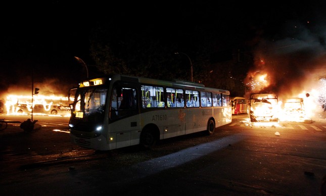 Ônibus queimando na Cinelândia (Foto: Marcelo Theobald / Agência O Globo)