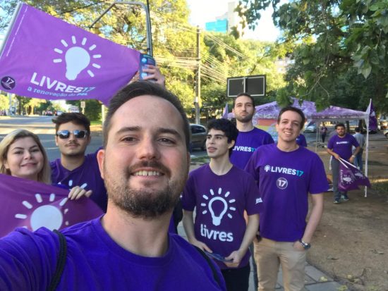 Fabio Ostermann ao lado de outros militantes do PSL/Livres pedindo a saída de Temer (Foto: Divulgação)