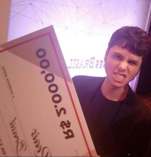 O jovem Luan Sperandio recebeu um cheque de R$ 2.000 por ter escrito o melhor artigo sobre direito. (Foto: Reprodução / Facebook)