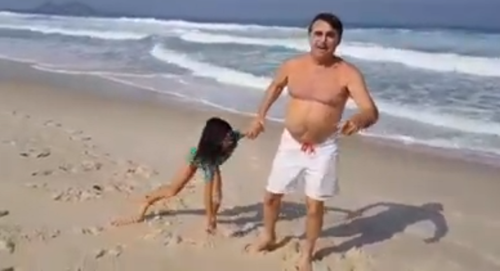 Bolsonaro vai à praia em base naval ao lado da filha Laura