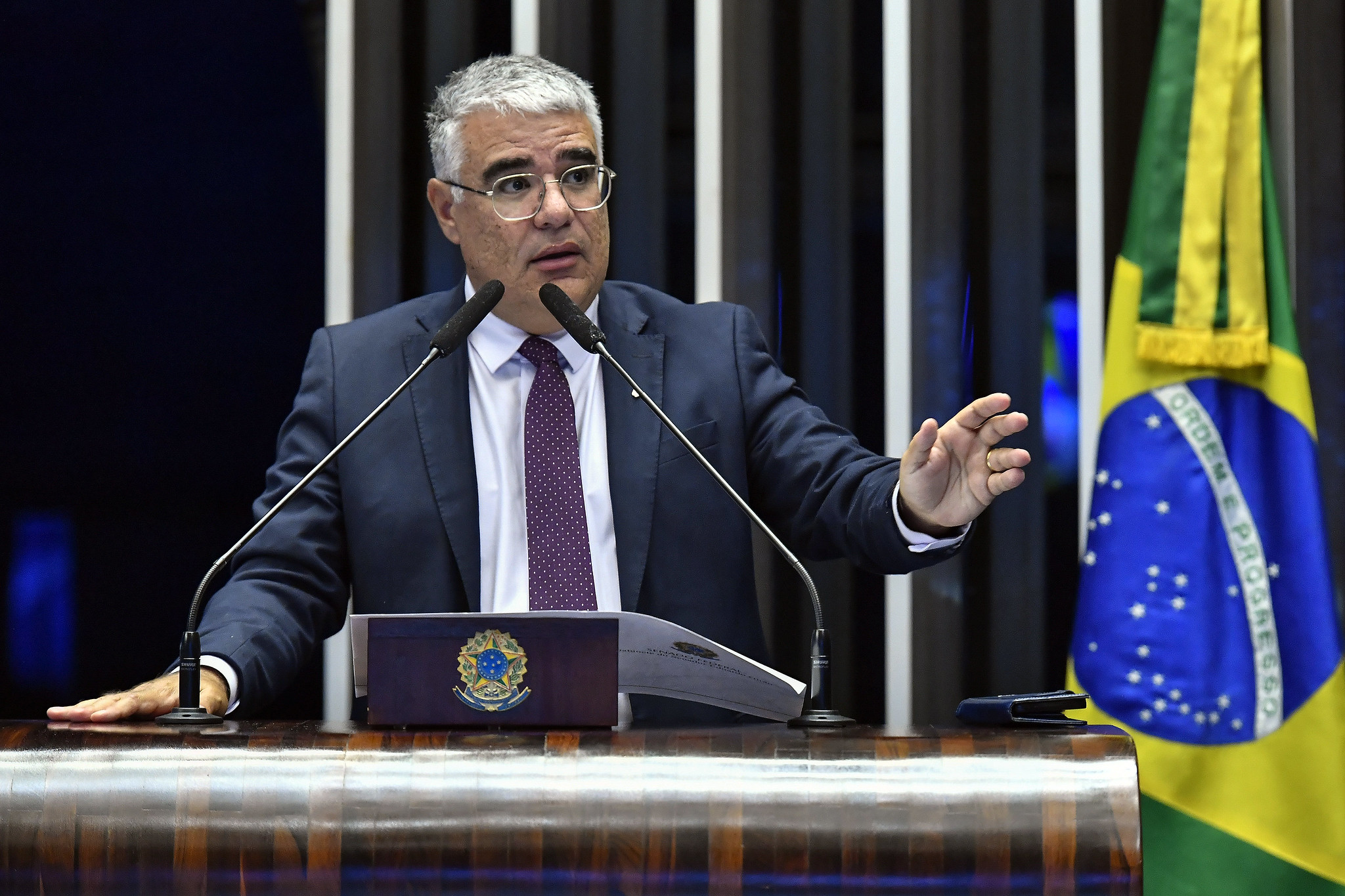 Foto do Senador Eduardo Girão na tribuna do Senado