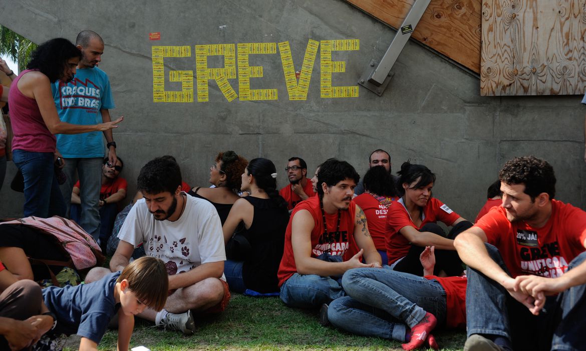 Professoras grevistas são suspeitas de dar pontos extras por falta