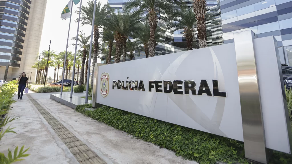Movimentação no prédio sede da Polícia Federal, que ouve Bolsonaro e mais sete envolvidos no caso da venda de joias.