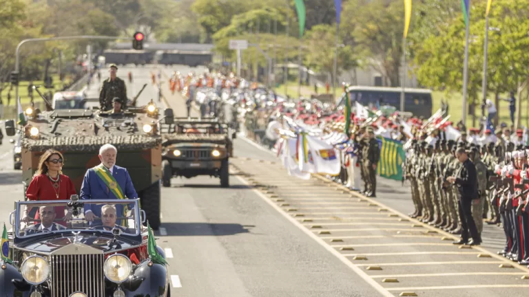 Brasília (DF) 07/09/2023 - O presidente Luiz Inácio Lula da Silva desfila em carro aberto acompanhado da primeira dama, Janja durante desfile de comemoração da independência do Brasil.