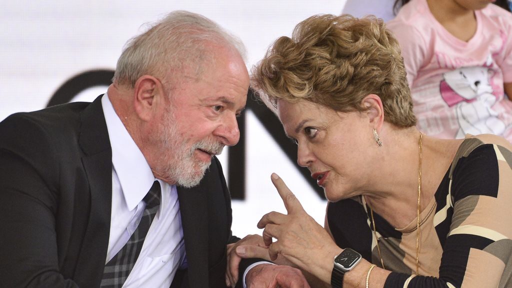 Brasília (DF), 13/02/2023 - O presidente Luiz Inácio Lula da Silva e a ex-presidenta Dilma Rousseff em cerimônia de assinatura de decretos recriando o Programa Pró-Catador de materiais recicláveis.