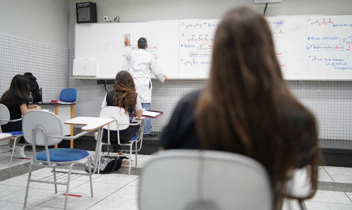 Câmara aprova projeto que obriga escolas a darem atendimento especializado a estudantes com autismo