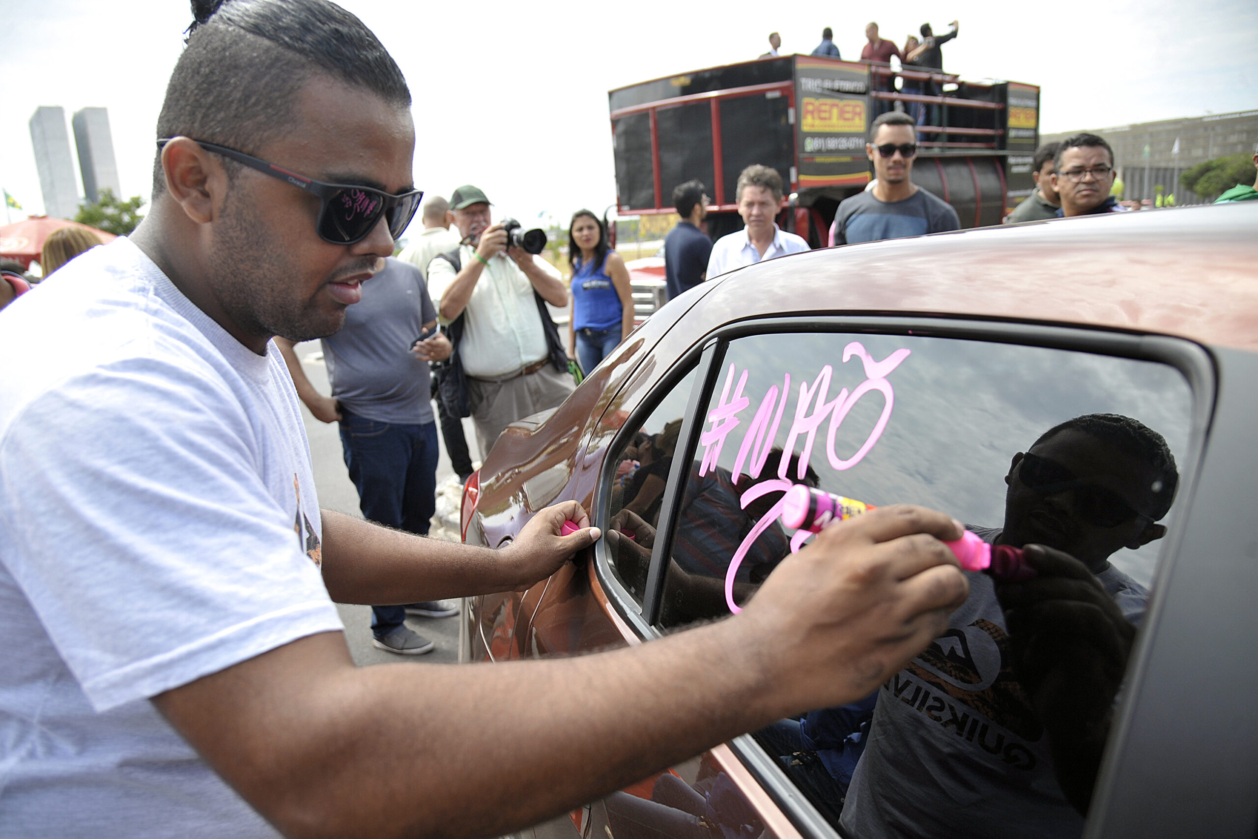 Motoristas de aplicativo protestam no RJ contra projeto que regulamenta profissão
