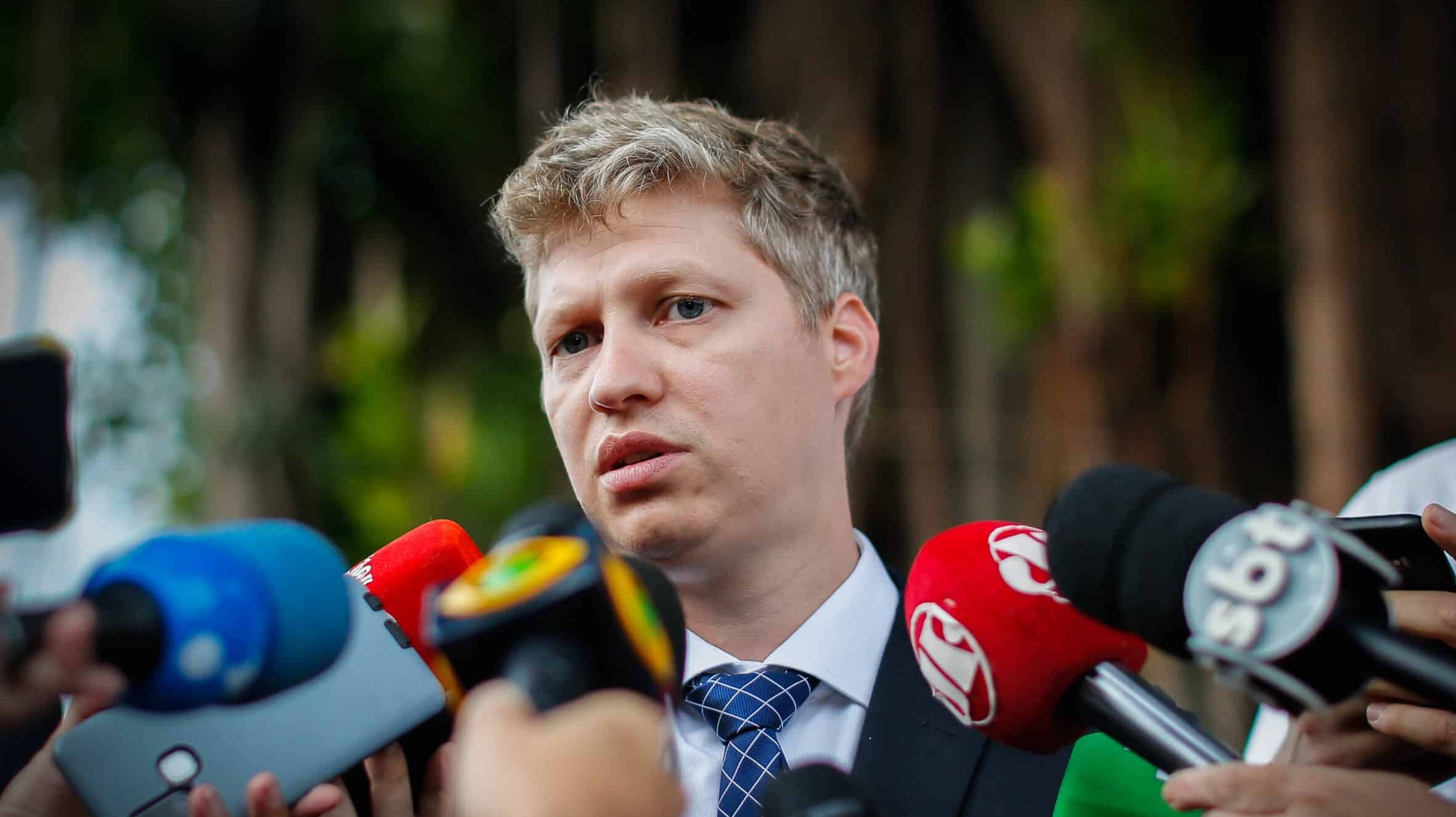 Deputado Marcel Van Hattem durante coletiva sobre o destino do deputado Danile Silveira, em frente a residência oficial da Câmara dos Deputados 18.02.2021