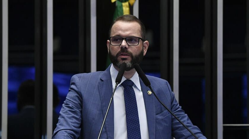 Plenário do Senado Federal durante sessão não deliberativa. Em discurso, à tribuna, senador Jorge Seif (PL-SC).